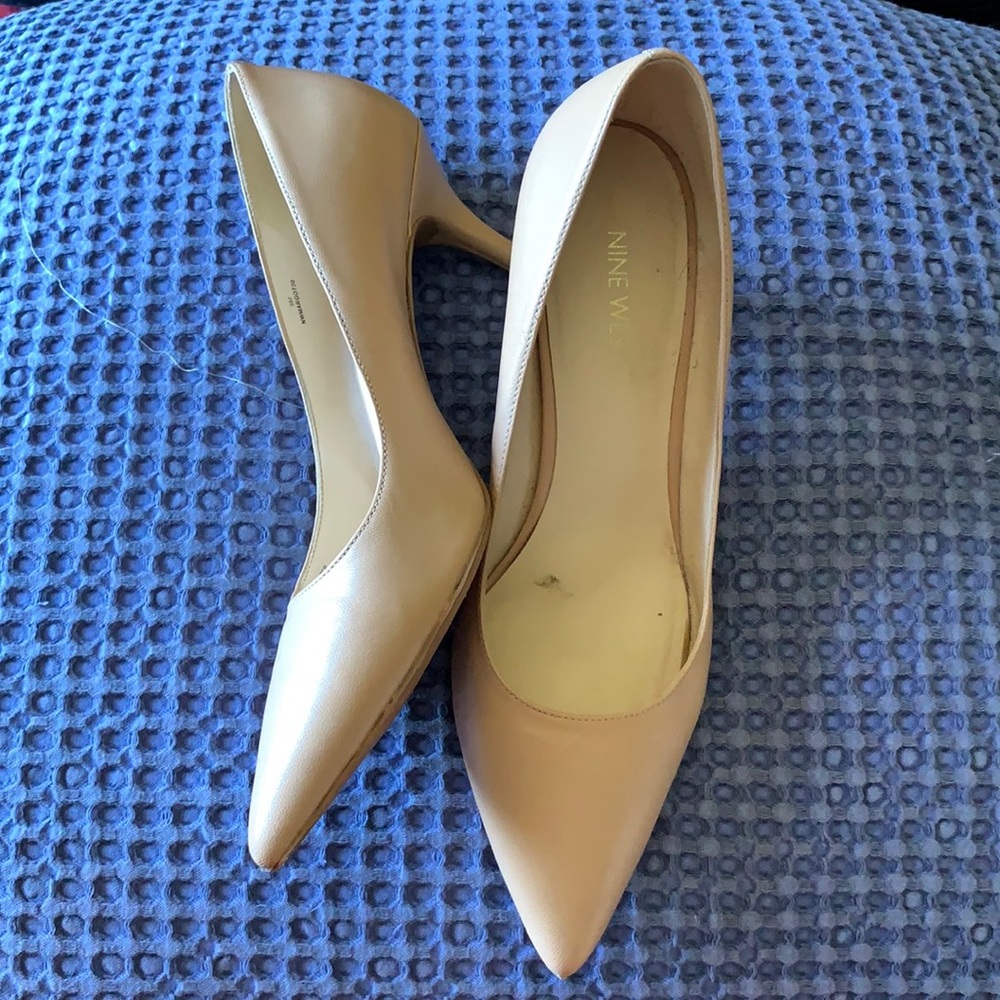 Nine West nude pumps